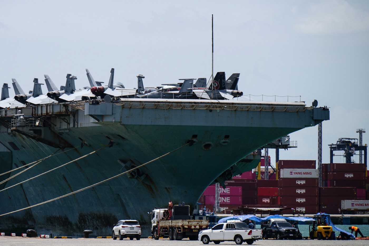 Letalonosilka USS Abraham Lincoln prekrita z rjo