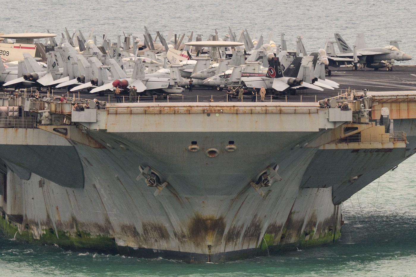 Letalonosilka USS Abraham Lincoln prekrita z rjo