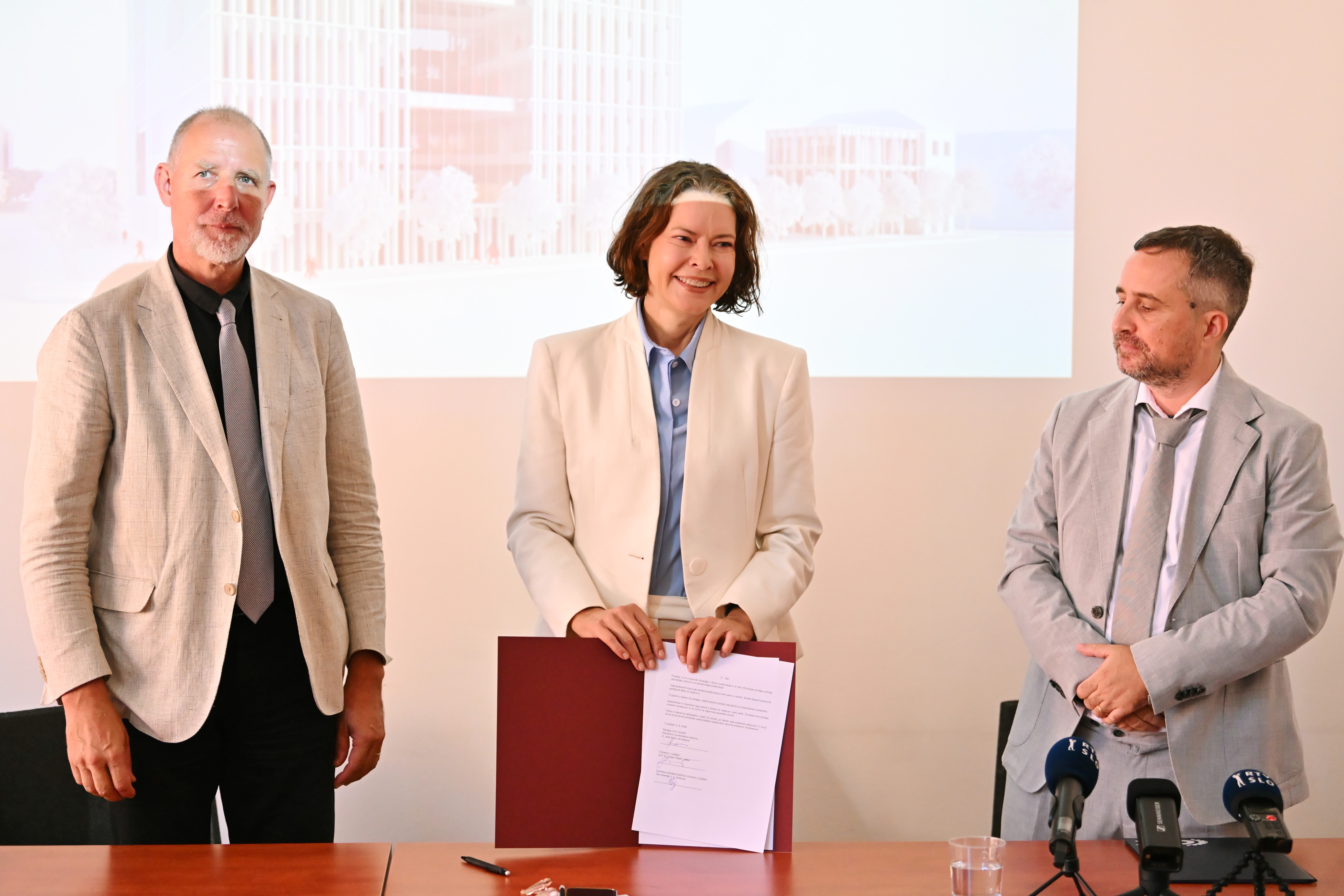 Ljubljanska univerza in Centralna tehniška knjižnica z NUK podpisali namero za sodelovanje v NUK 2