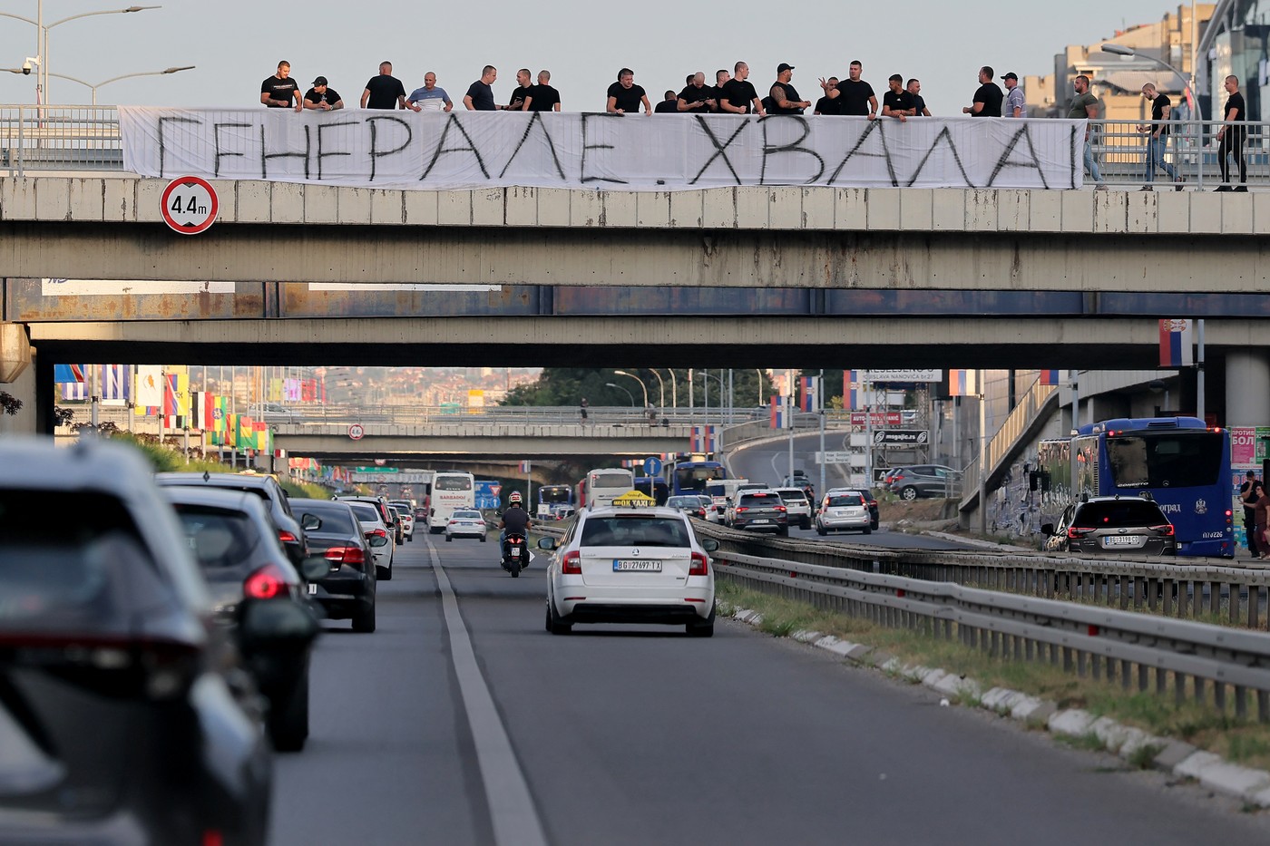 Napis "Hvala, general" ob cesti, po kateri so peljali Mladićevo truplo