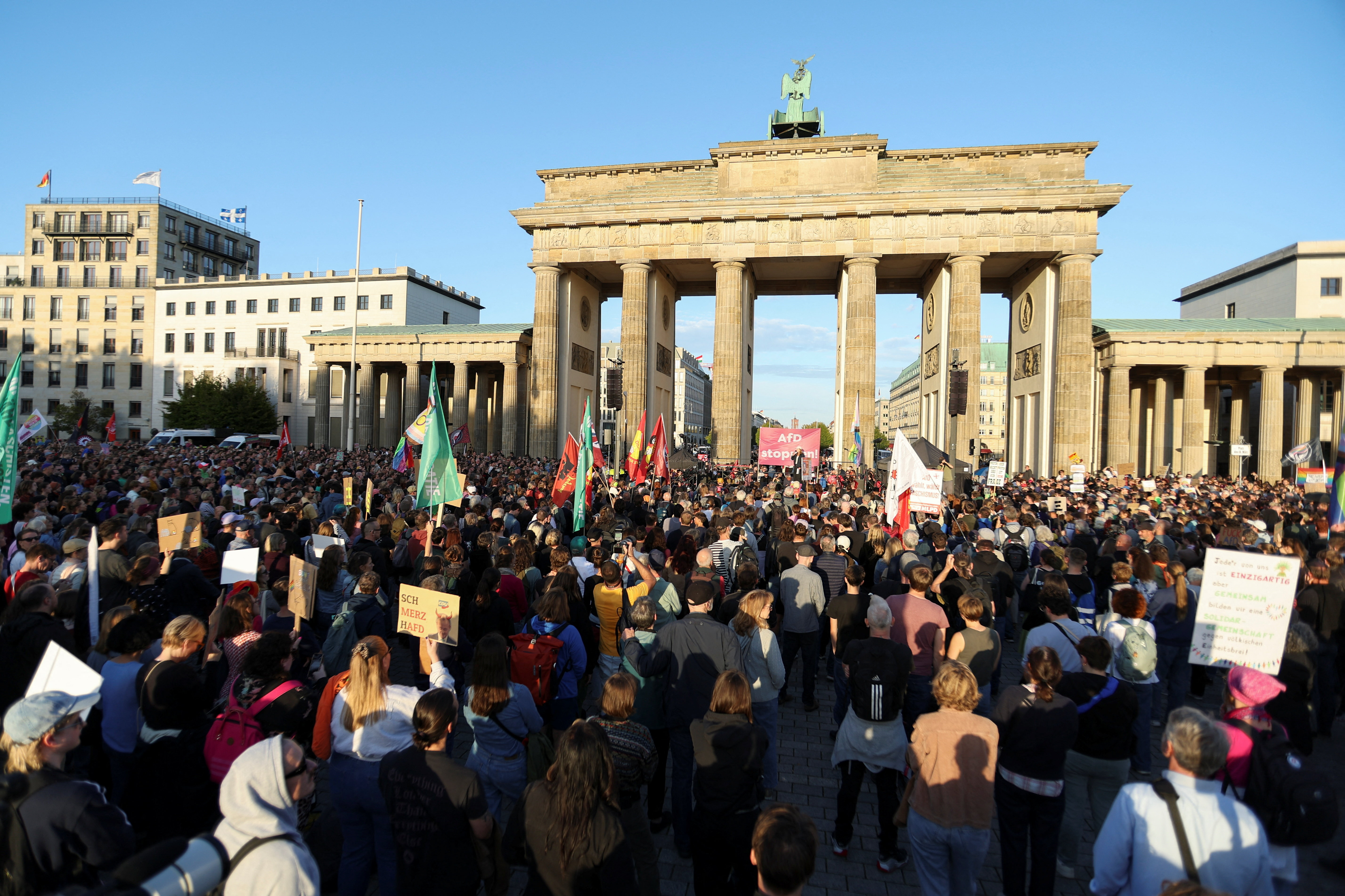 V Berlinu se je danes na protestih proti skrajno desni stranki Alternativa za Nemčijo (AfD) zbralo več tisoč ljudi