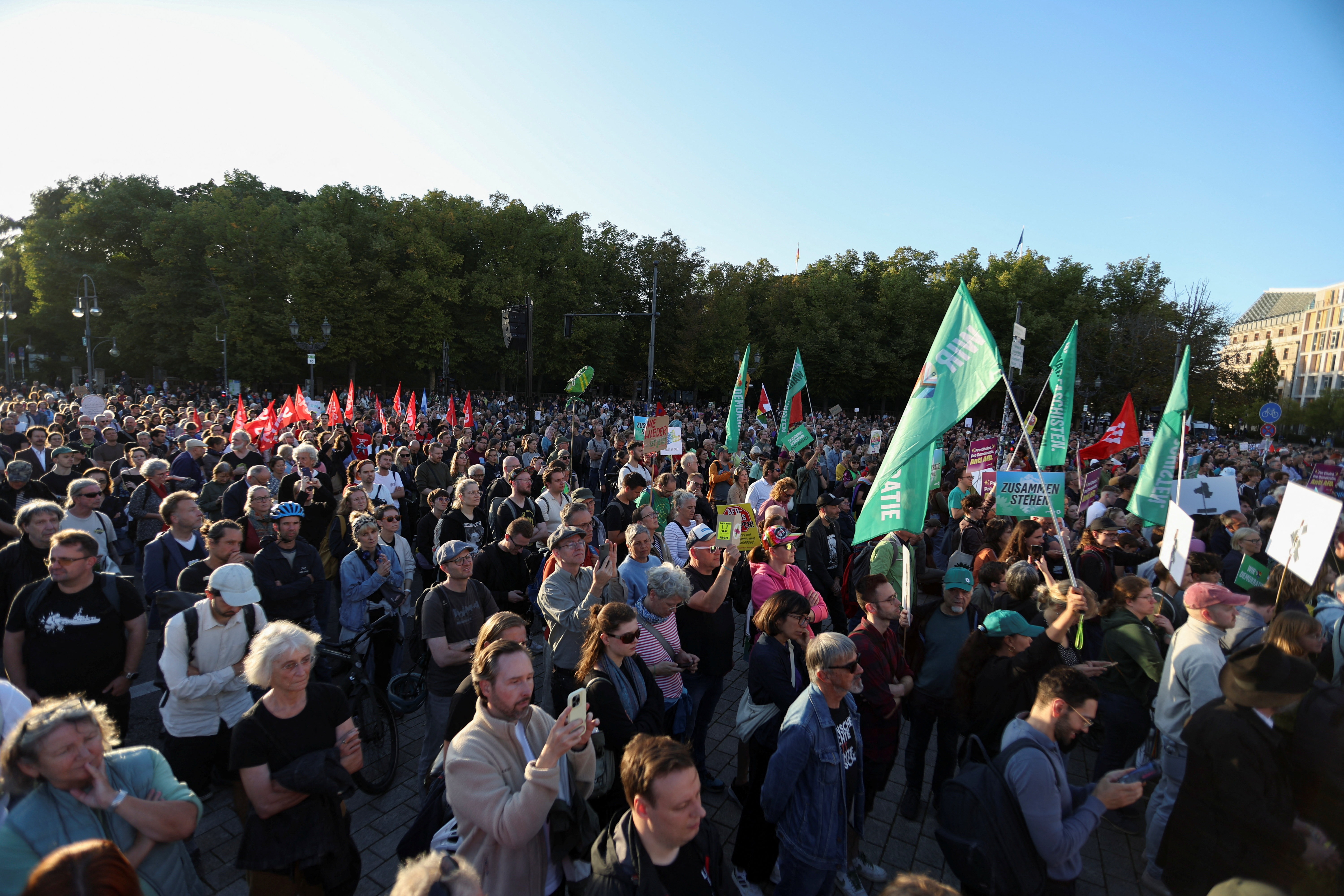 V Berlinu se je danes na protestih proti skrajno desni stranki Alternativa za Nemčijo (AfD) zbralo več tisoč ljudi