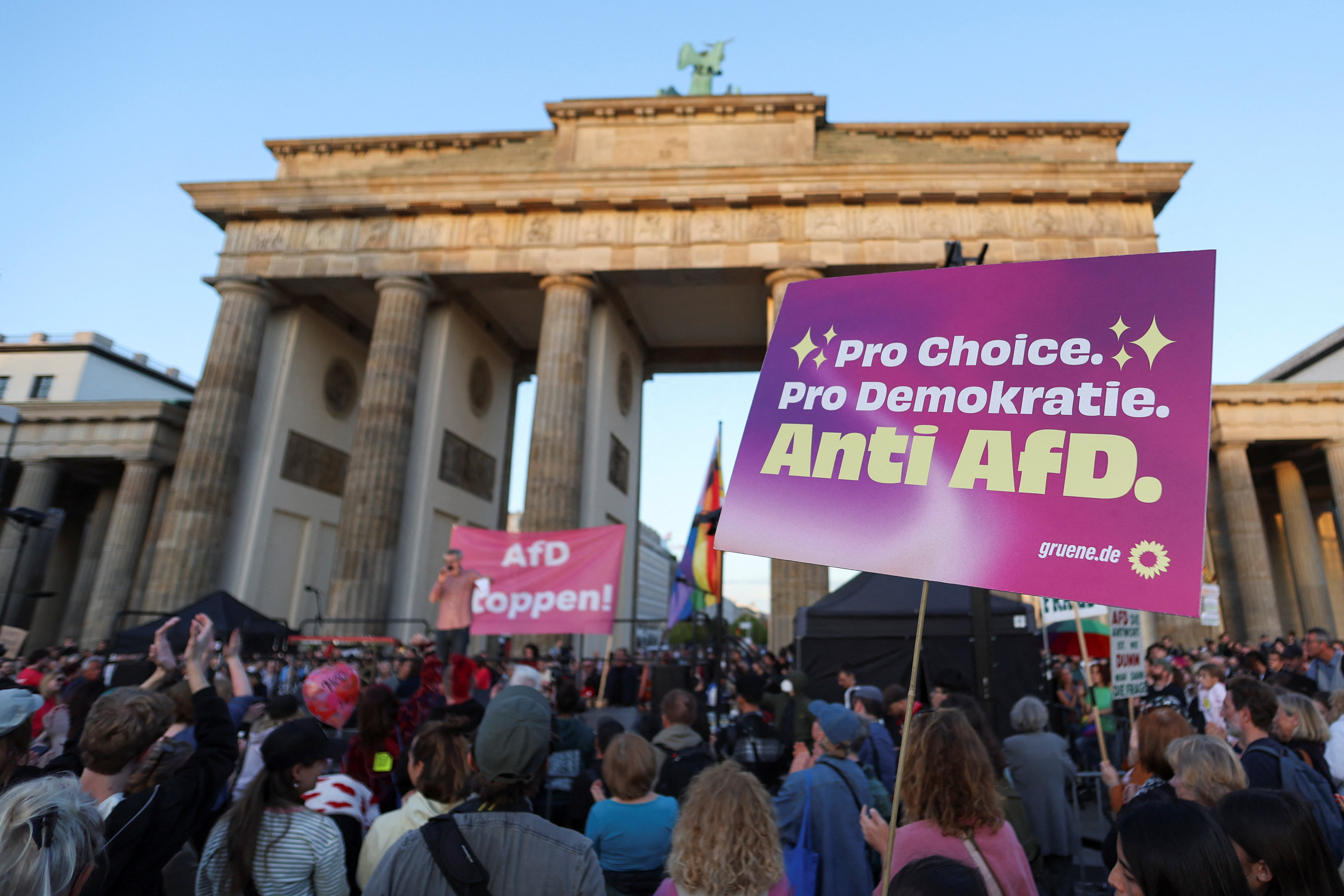 V Berlinu se je danes na protestih proti skrajno desni stranki Alternativa za Nemčijo (AfD) zbralo več tisoč ljudi