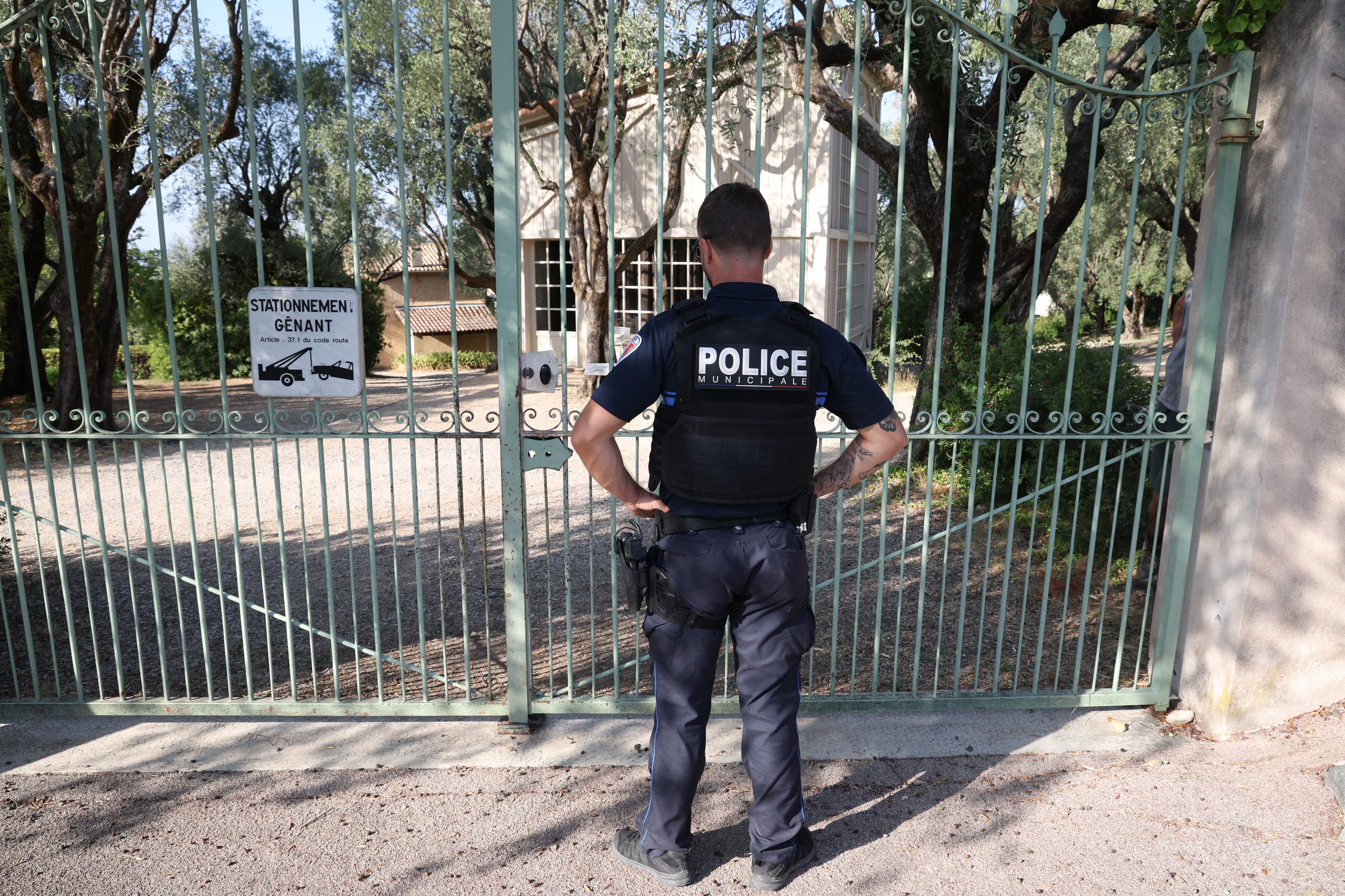 Policist pred muzejem Renoir