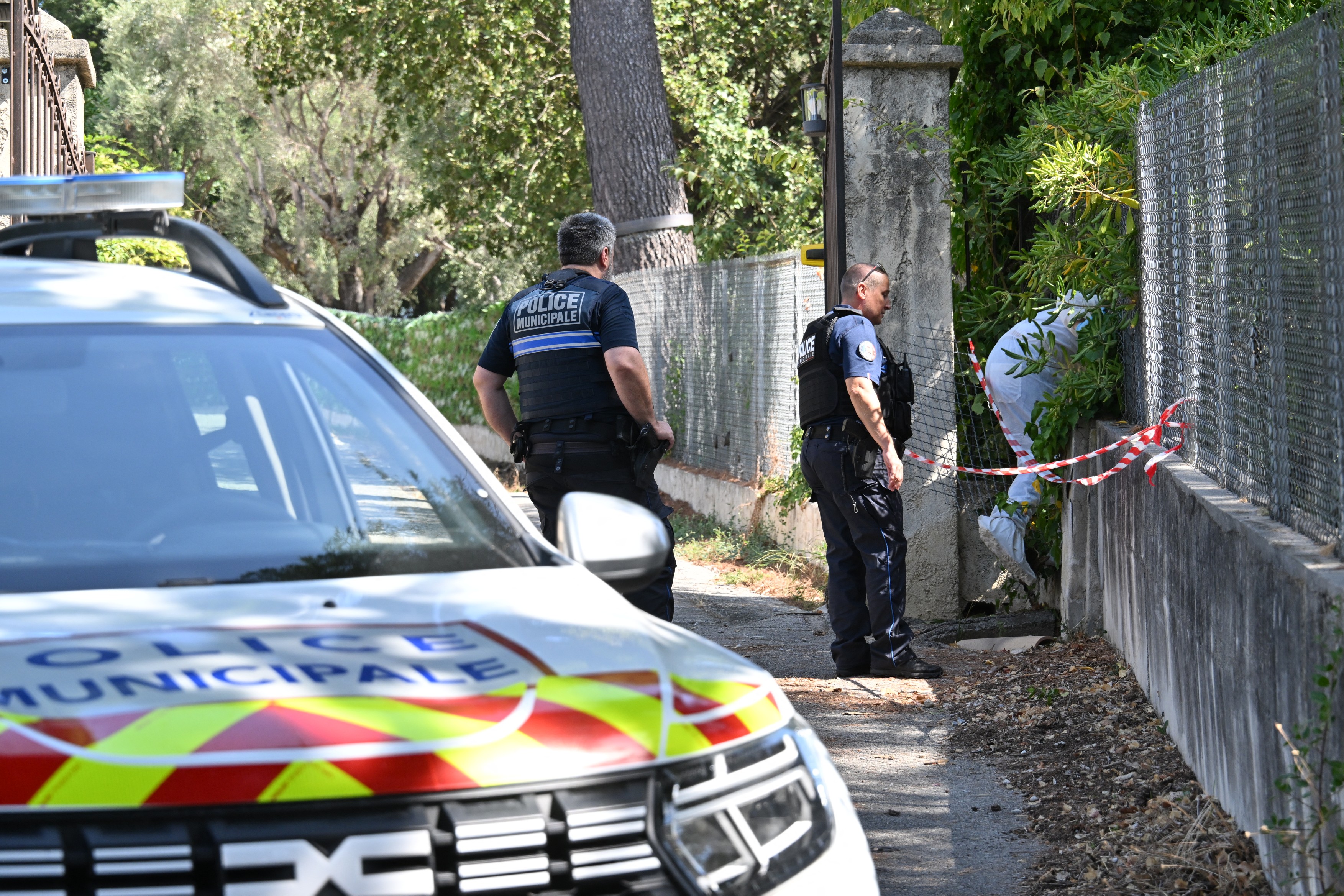 Policija pred muzejem Renoir