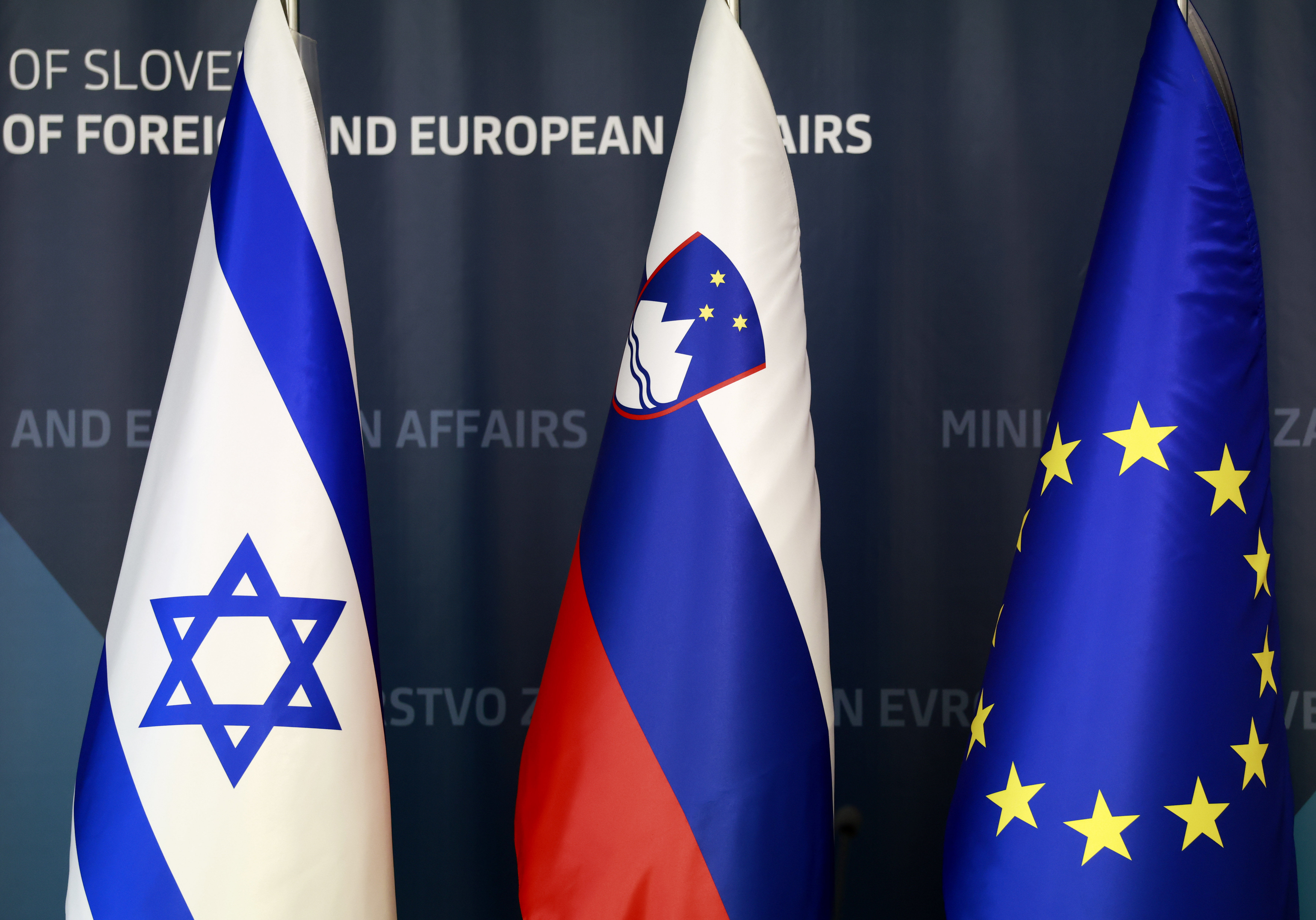 Zastavi Izraela in Slovenije na Ministrstvu za zunanje in evropske zadeve v Ljubljani