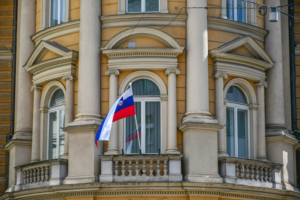 Pošta Slovenije, slovenska zastava, zastava