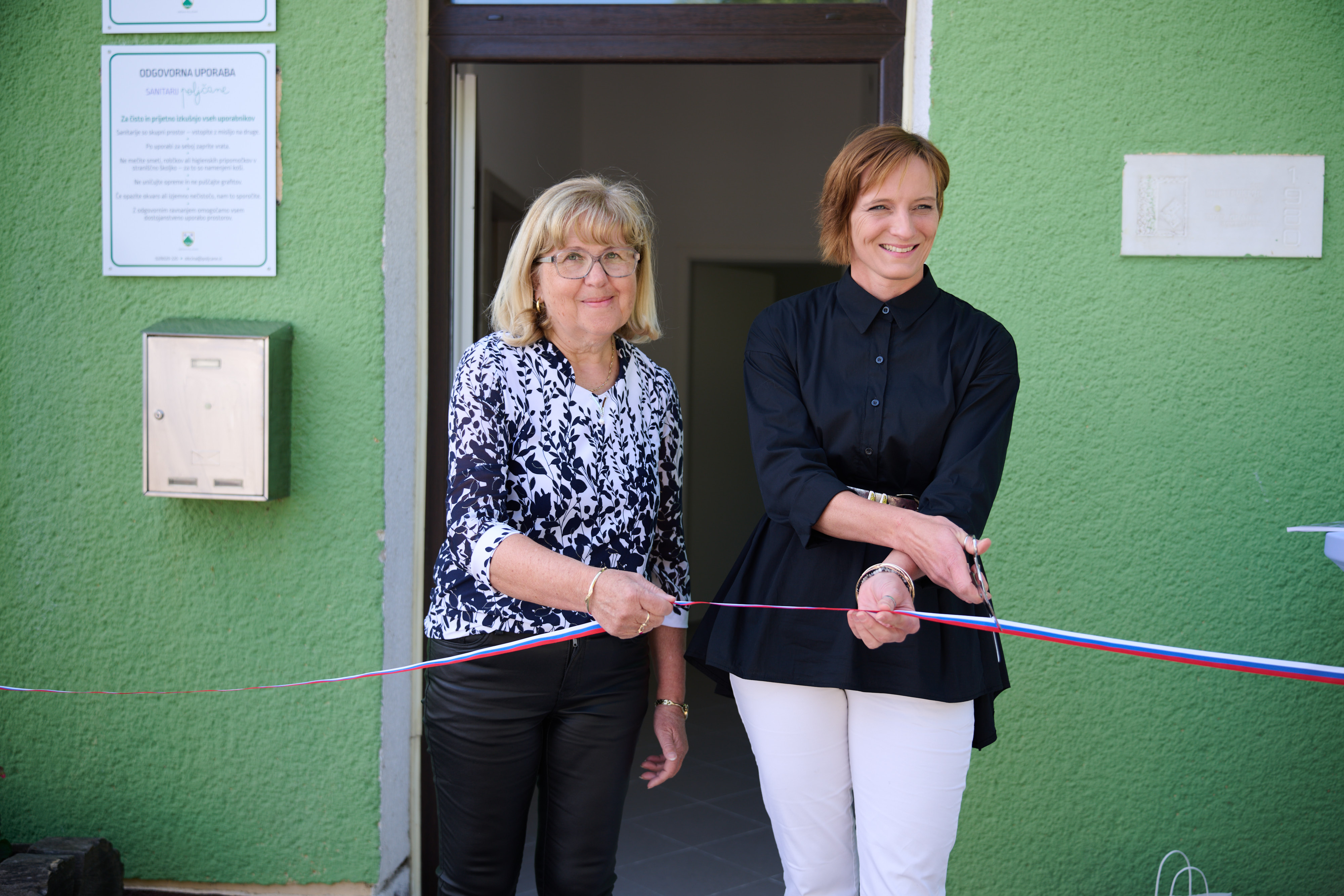 Nove javne sanitarije sta simbolično otvorili Petra Vrhovnik in Danica Koren
