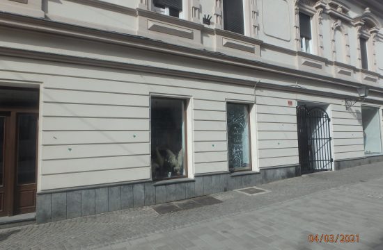 Neznanec je na fasade v Mariboru risal srčke