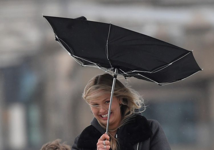 Ženska z dežnikom v dežju