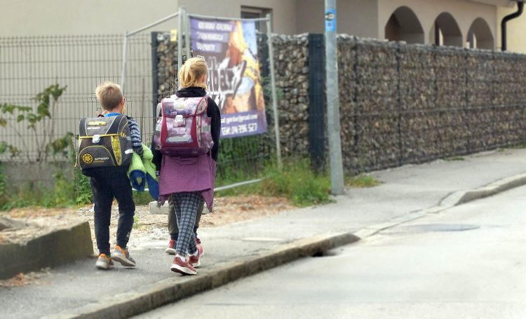 Otroci na poti v šolo