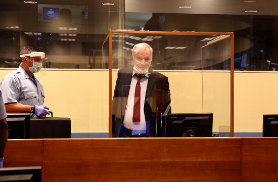 Ratko Mladić ob prihodu v Haag na sojenje