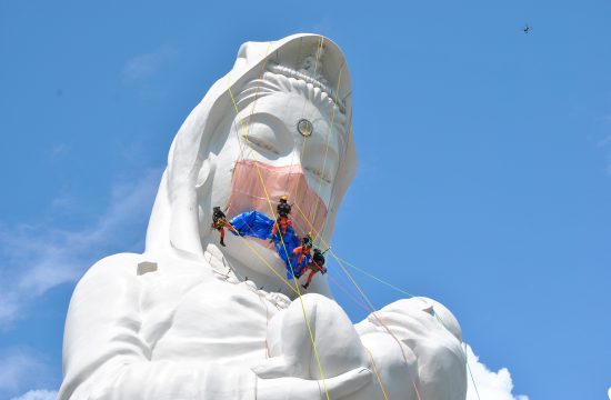 Maska ne velikem kipu boginje na Japonskem