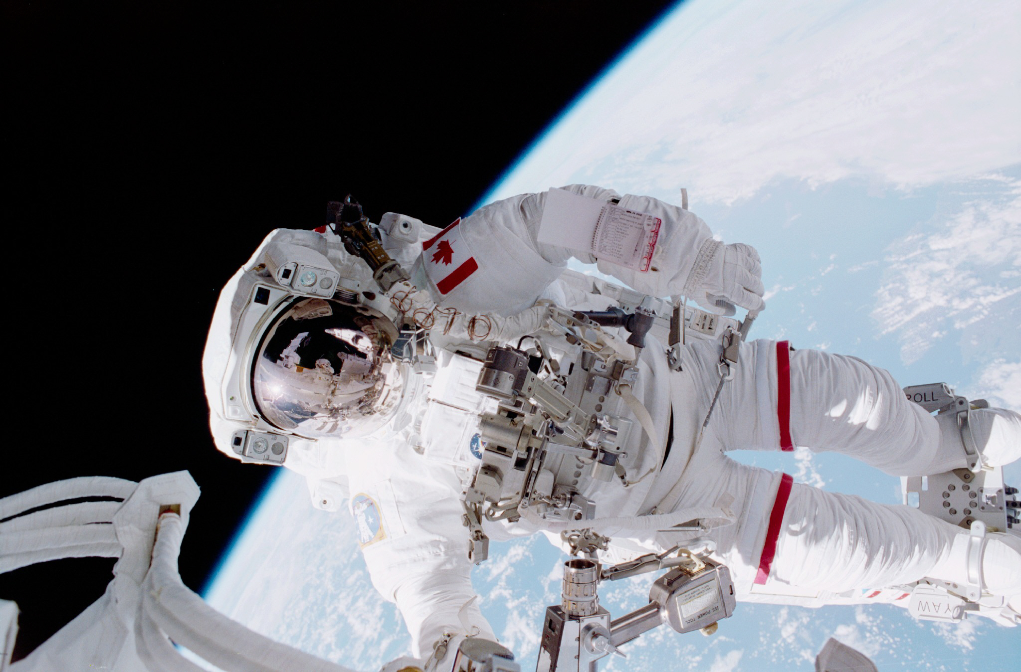 Chris Hadfield med sprehodom v vesolju