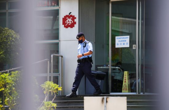Policist pred uredništvom Apple Daily