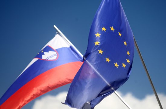 Slovenska zastava in zastava EU