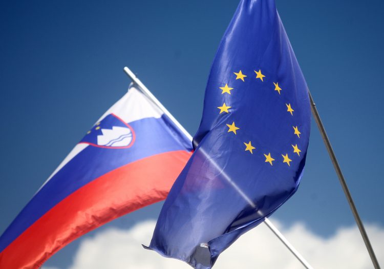 Slovenska zastava in zastava EU
