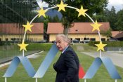 Aleš Hojs pred znakom slovenskega predsedovanja Svetu EU