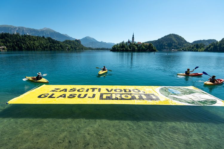 Akcija na Bledu: Zaščiti vodo, glasuj PROTI