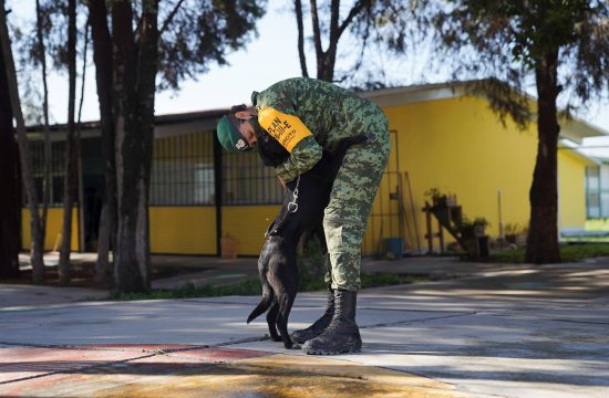 Mehiški vojak objema psa