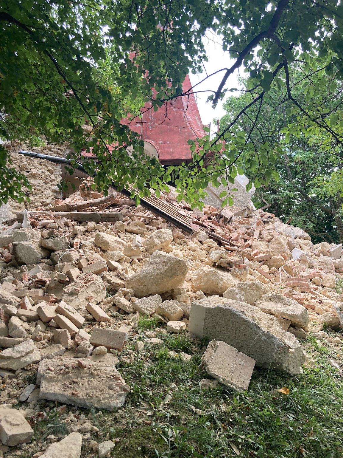 Zrušenje cerkve v Brežicah po potresu