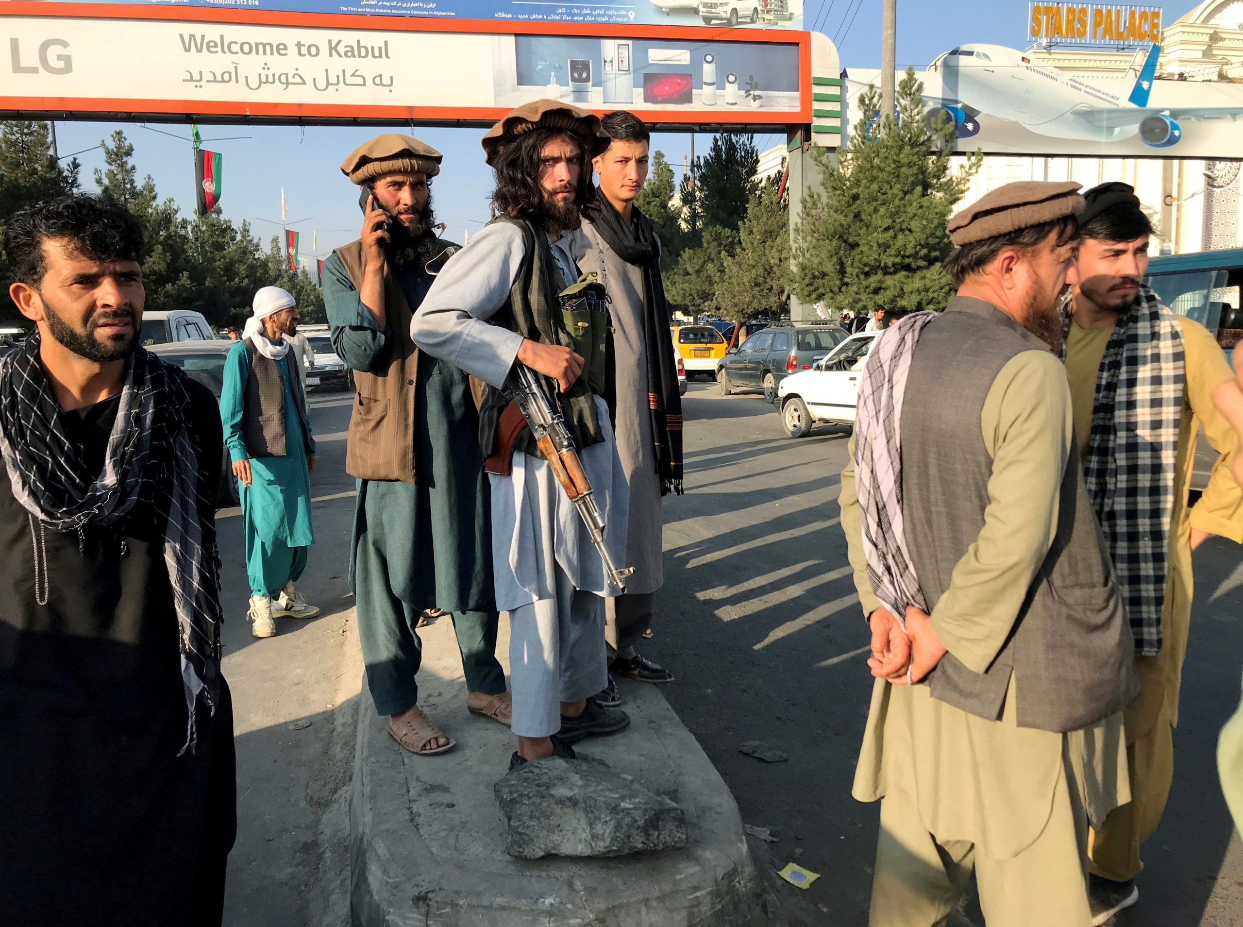 Talibani pred letališčem v Kabulu