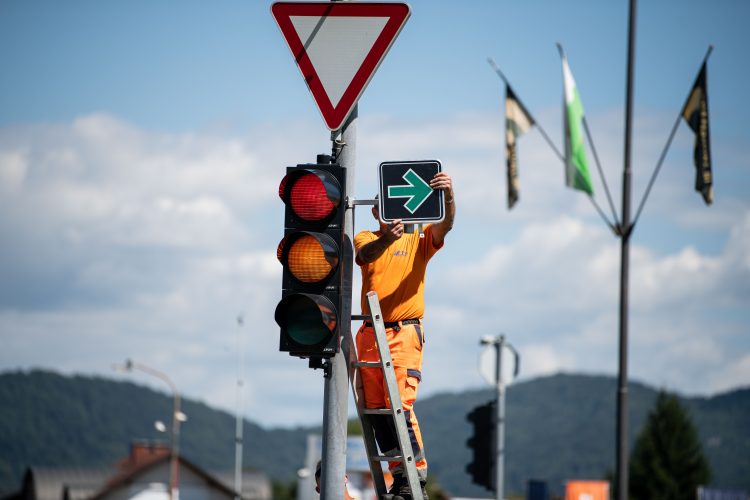 zavijanje desno pri rdeči