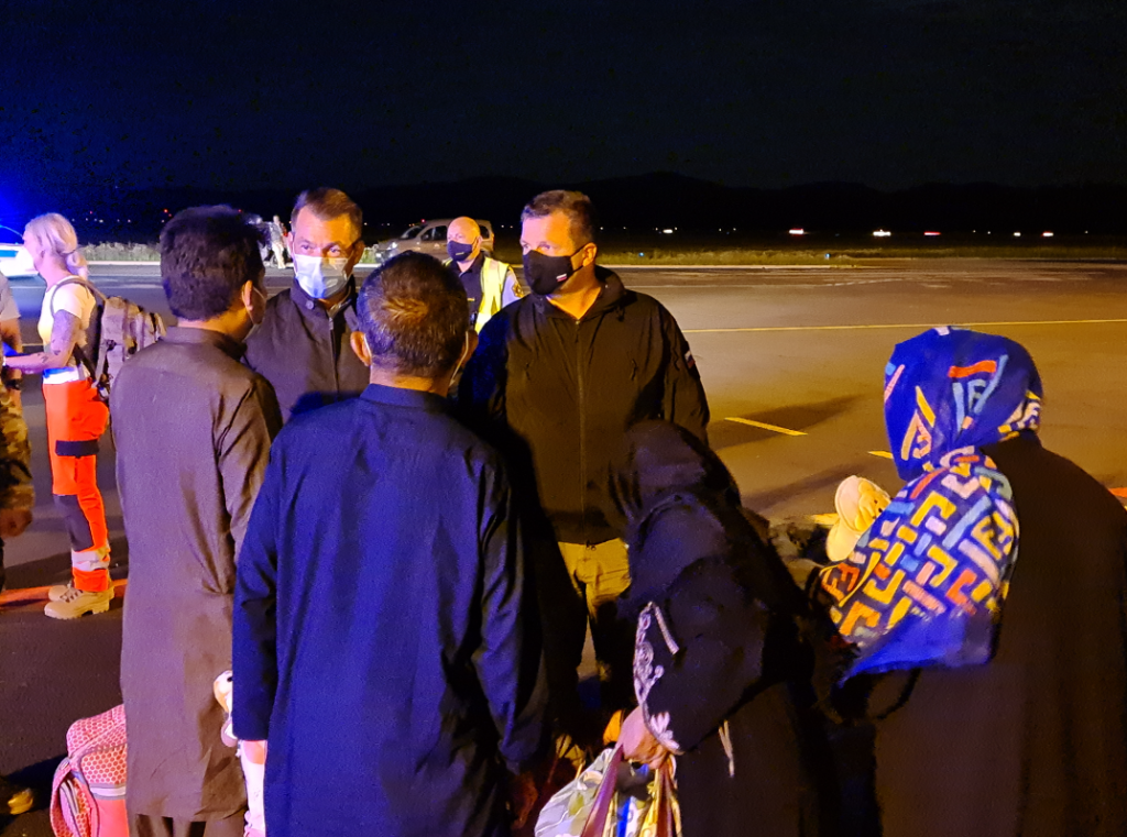 Družina iz Afganistana na letališču