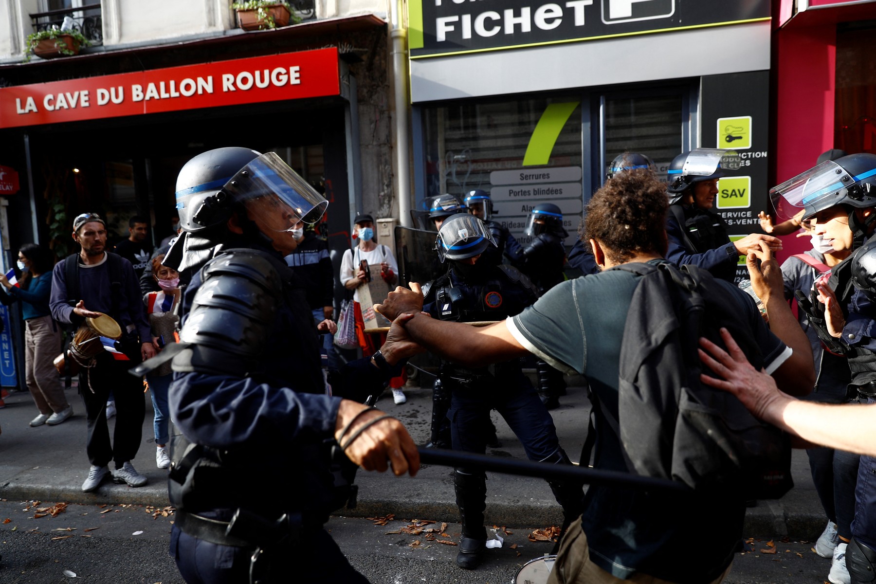 Protest proti covidnemu potrdilu v Parizu
