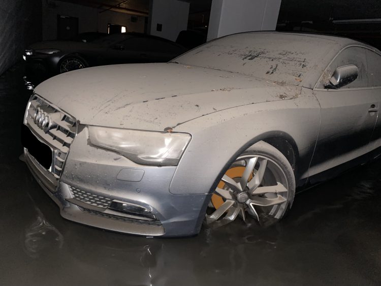 Poplavljen avto