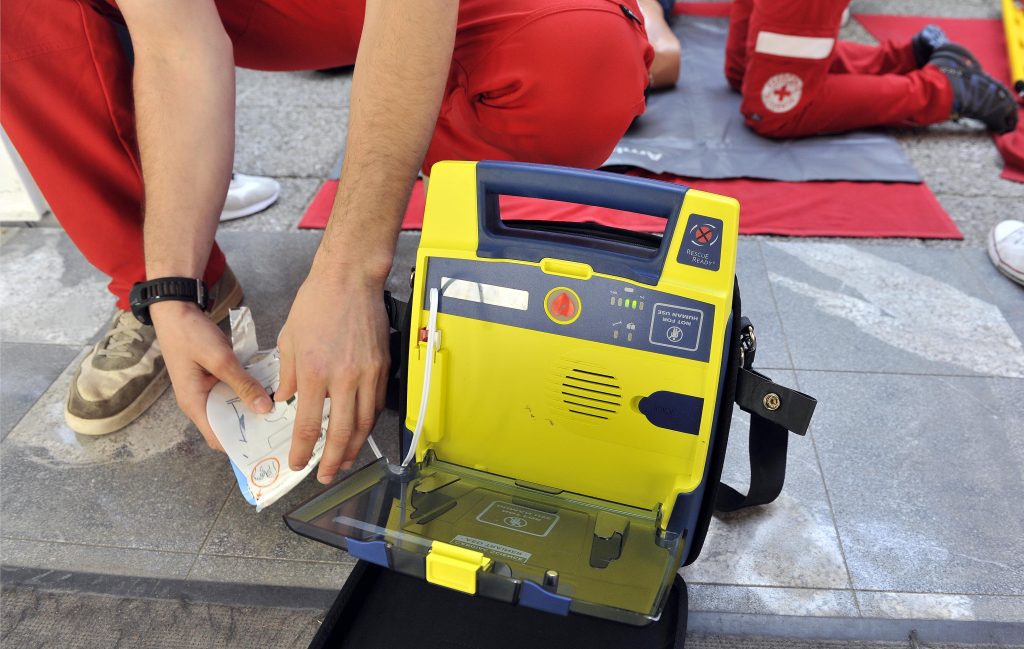 Avtomatski defibrilator za TPO