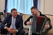 Milorad Dodik in harmonikar