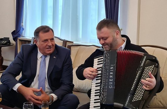 Milorad Dodik in harmonikar