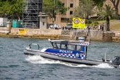 Avstralska policija na čolnu