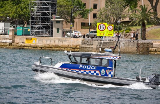 Avstralska policija na čolnu