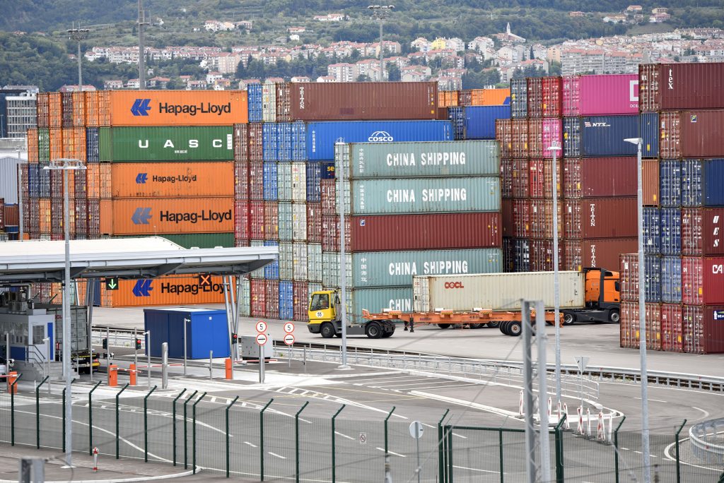 Luka Koper promet posel tovor kontejnerji