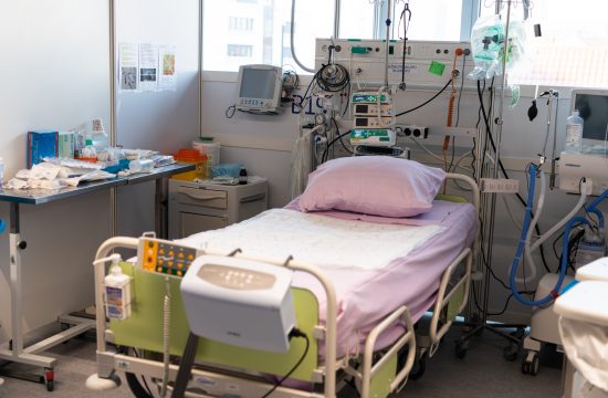 Bolnišnična postelja