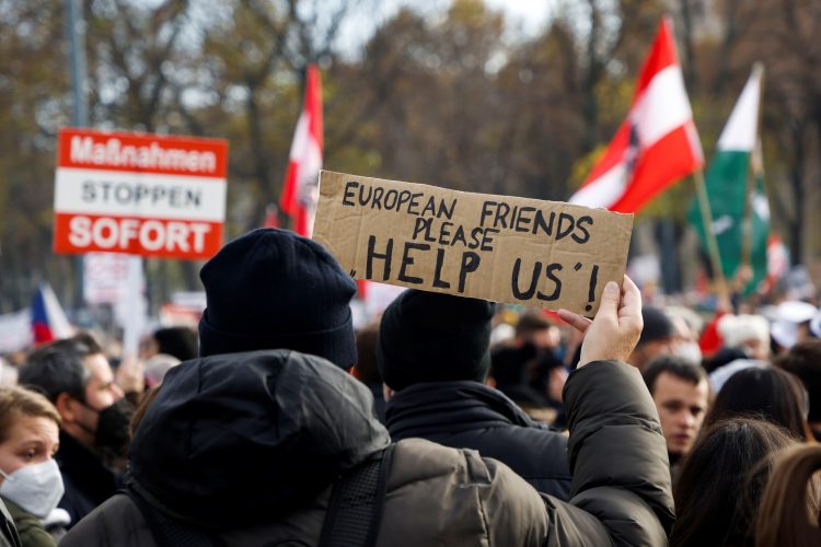Protest proti ukrepom in cepljenju na Dunaju
