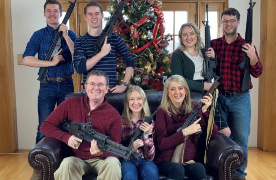 Ameriški kongresnik: orožje na družinski fotografiji
