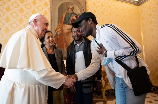 Papež in begunci