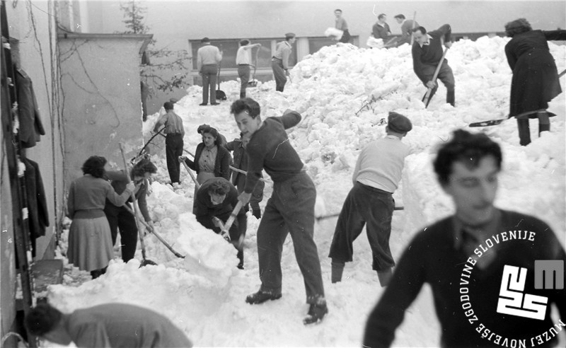 Zima 1952, sneg, kidanje snega