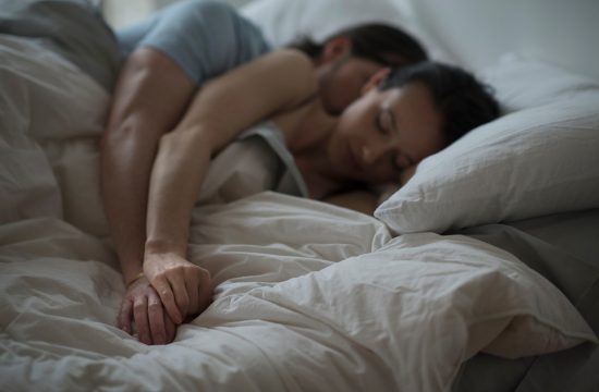 Par v postelji