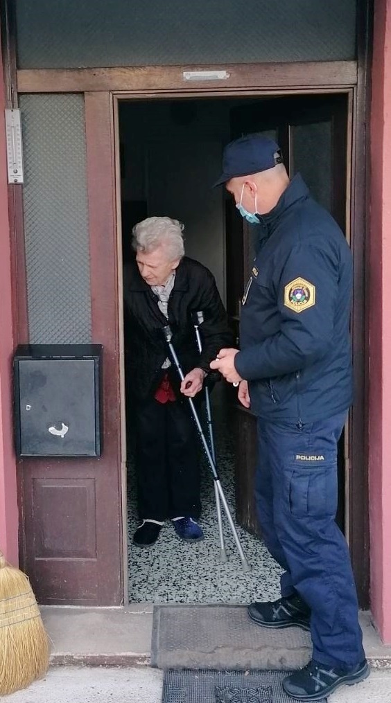 Policija obiskala starejše