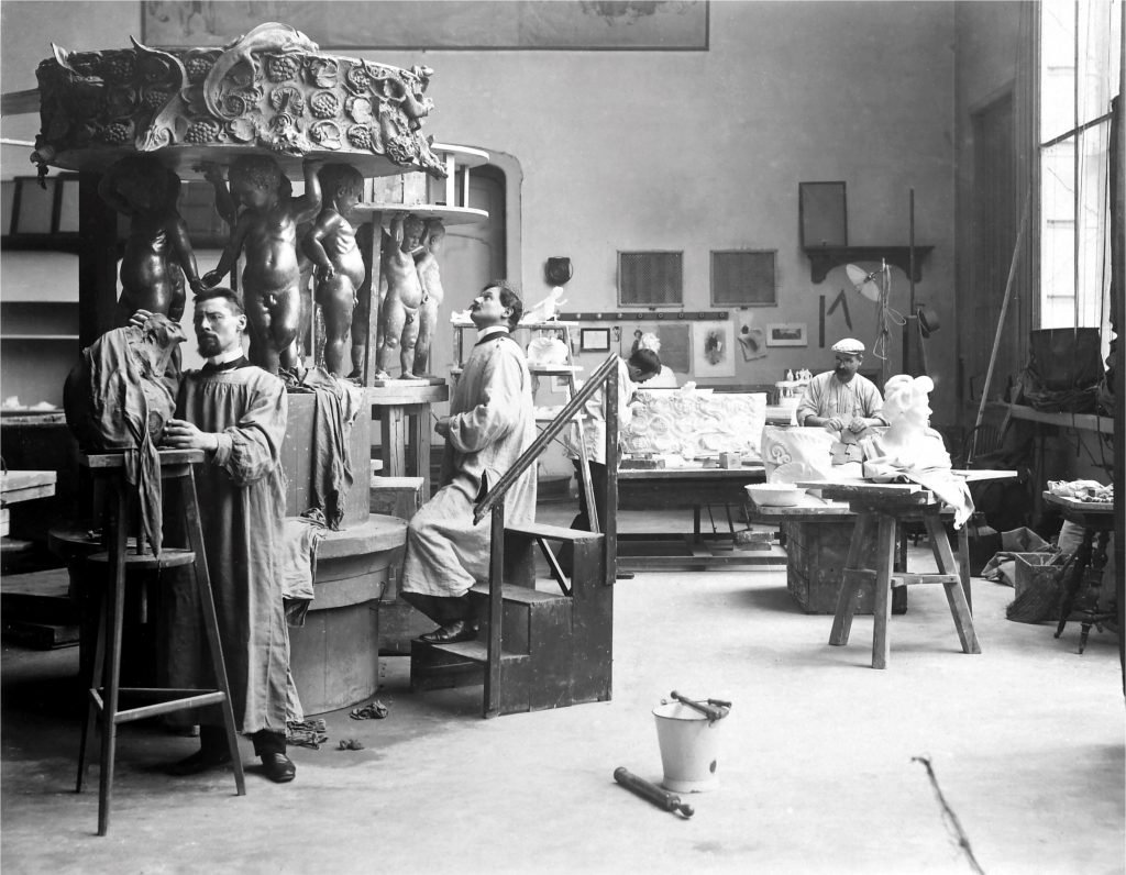 Jože Plečnik in Josef Engelhart v ateljeju, med modeliranjem vodnjaka Karla Boromejskega, Dunaj, 1908
