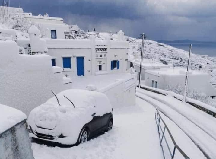 Santorini, prekrit s snegom