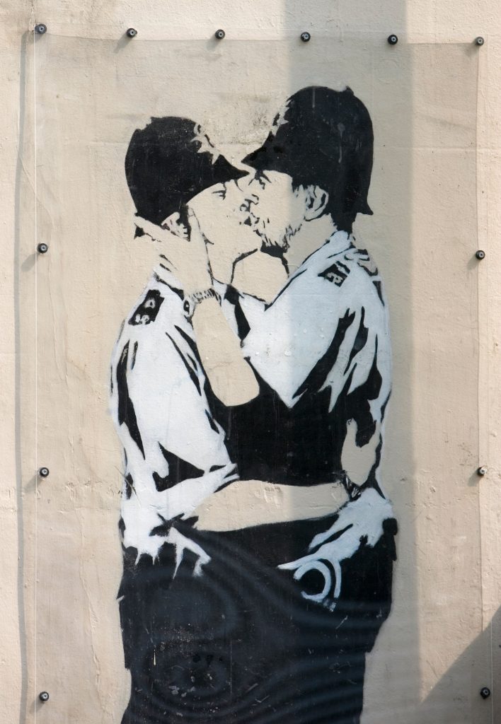 banksy, kissing, ulična umetnost, grafit