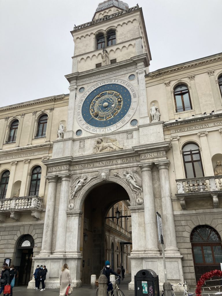 Stolpna ura in lev sv. Marka, simbol republike Serenissima