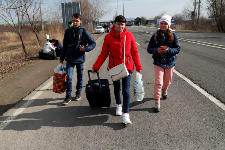 begunci iz Ukrajine na meji z Madžarsko