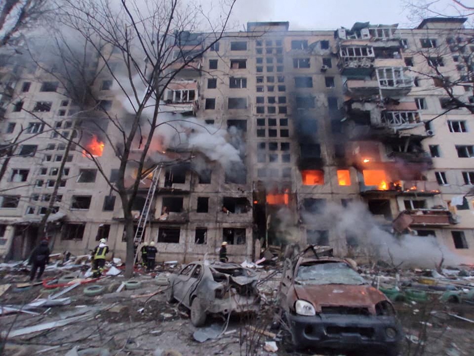 Požar v Kijevu po obstreljevanju stanovanjske zgradbe