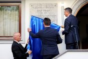 Pahor odkril spominsko ploščo Omanu